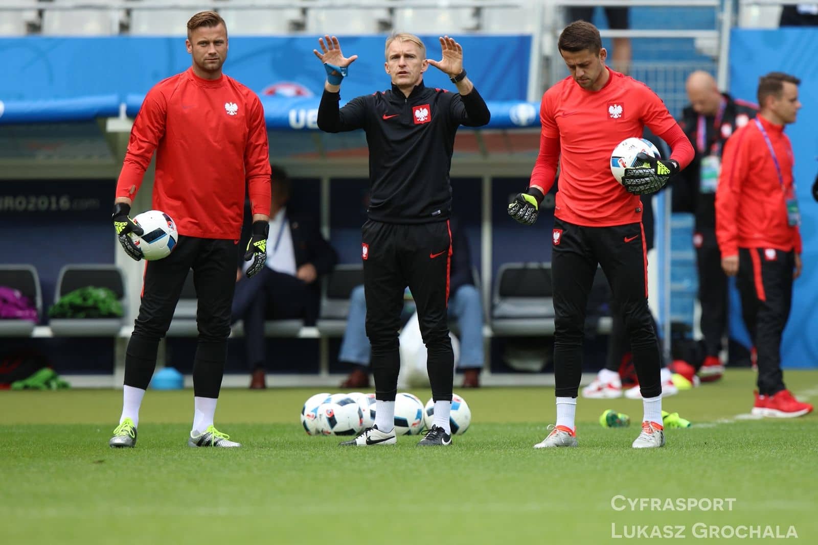 Jarosław Tkocz leading a goalkeeper warm-up with the Poland national team before a match.