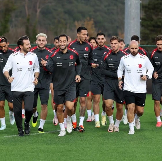 Vural Durmuş, Hakan Çalhanoğlu ve milli takım oyuncularıyla antrenmanda koşarken