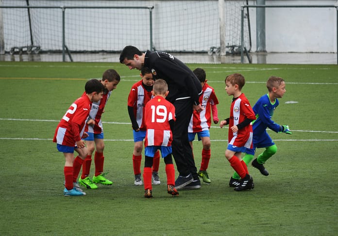 Kids football huddle